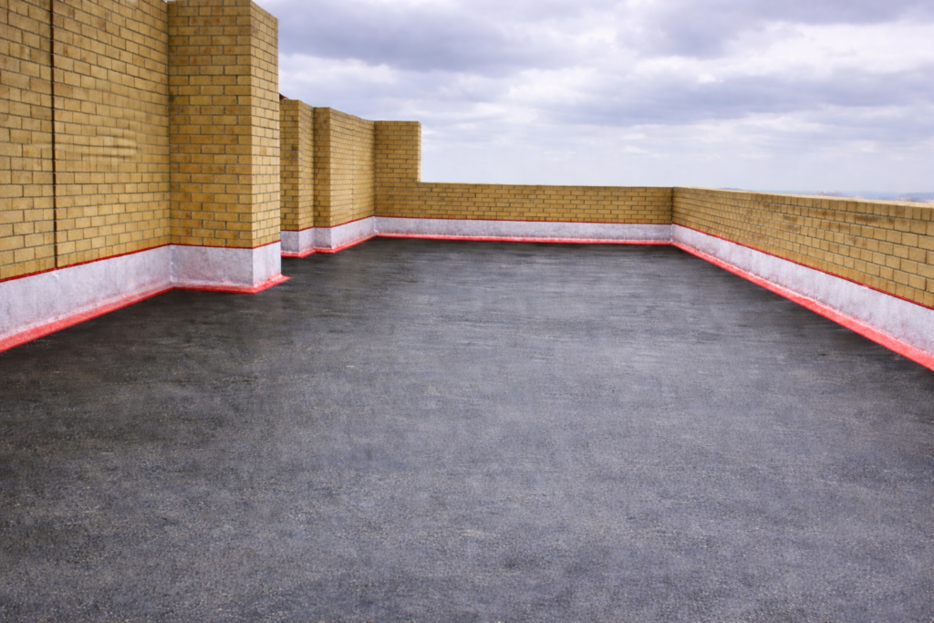 Detailabdichtung am Wandanschluss eines Flachdachs