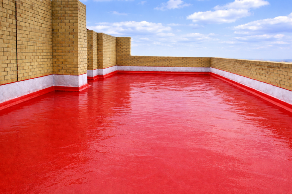 Erste Schicht der Flüssigabdichtung auf einem Flachdach