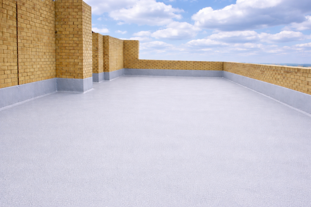 Fertige Abdichtung eines Flachdachs mit Flüssigabdichtung