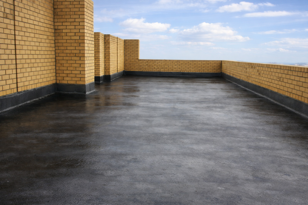 Grundierung eines Beton-Flachdachs vor der Abdichtung