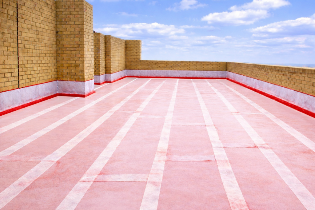 Einlegen von Polyester Armierungsvlies in die Abdichtung