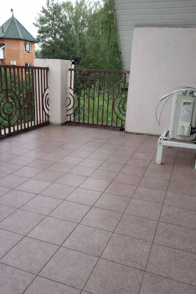 Balkon vor Abdichtung mit alten Fliesen und Feuchtigkeitsproblemen