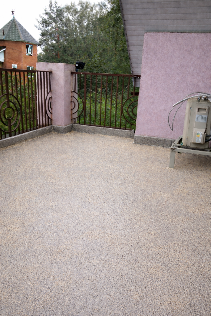 Quarzsand auf frische Abdichtung gestreut für rutschfeste Oberfläche Balkon