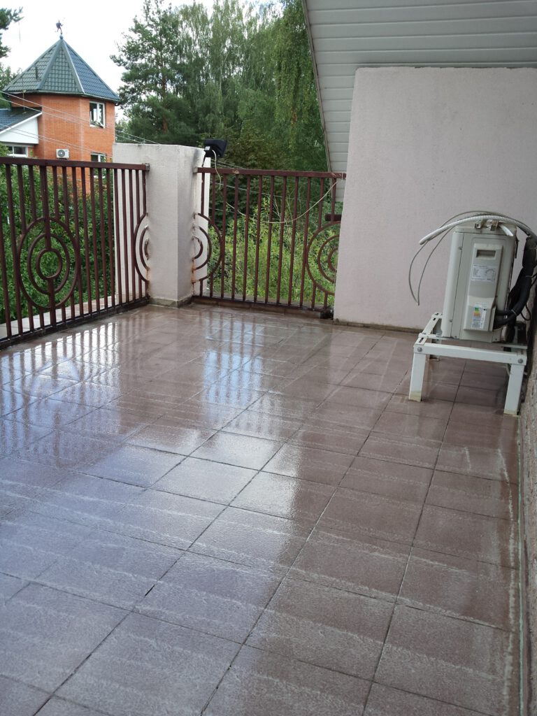 Balkon mit aufgetragener Grundierung vor der Abdichtung mit Flüssigkunststoff