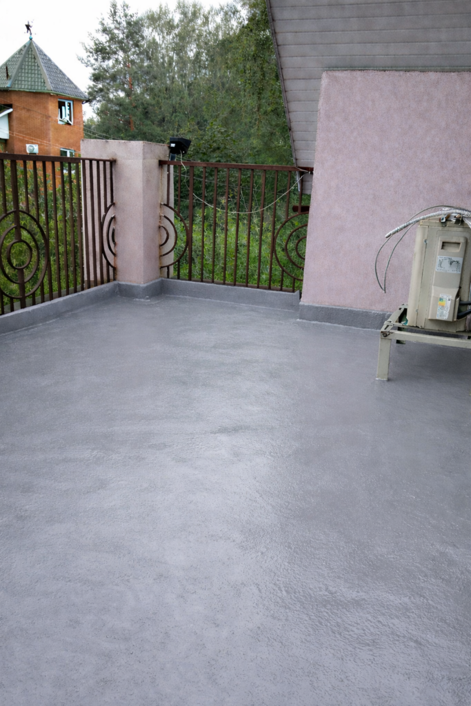 Zweite Schicht Flüssigabdichtung auf Balkon mit Vliesarmierung