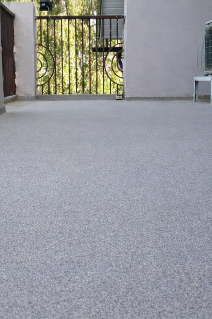 Fertiger Balkon mit grauer Topcoat Abdichtung nach Sanierung ohne Fliesen entfernen