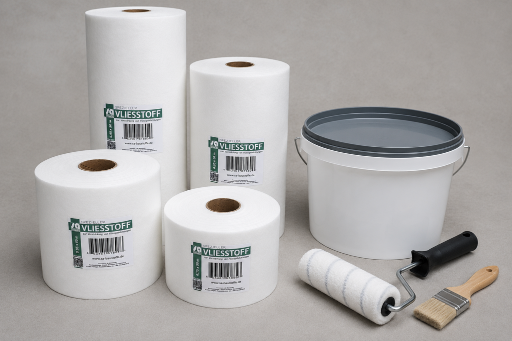 Polyester-Vlies, Flüssigabdichtung und Farbrolle für die Sanierung eines Flachdachs mit Flüssigkunststoff.